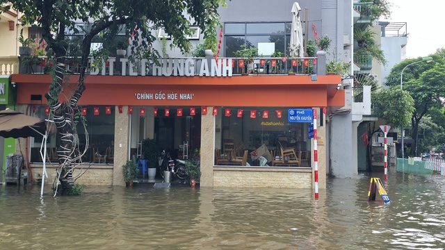 Cập nhật tình hình Hà Nội: Gần một ngày trôi qua nhưng nhiều tuyến phố vẫn ngập sâu; Hàng quán im lìm đóng cửa- Ảnh 2.