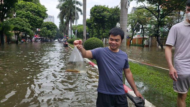 Cập nhật tình hình Hà Nội: Gần một ngày trôi qua nhưng nhiều tuyến phố vẫn ngập sâu; Hàng quán im lìm đóng cửa- Ảnh 7.