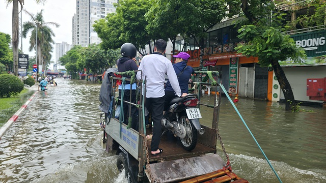 Cập nhật tình hình Hà Nội: Gần một ngày trôi qua nhưng nhiều tuyến phố vẫn ngập sâu; Hàng quán im lìm đóng cửa- Ảnh 6.