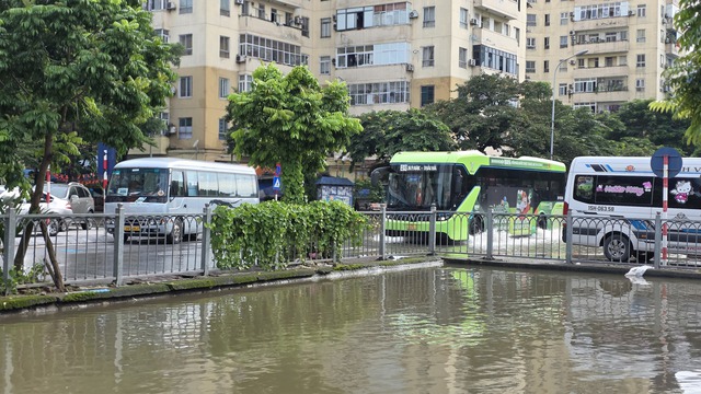 Cập nhật t&igrave;nh h&igrave;nh H&agrave; Nội: Gần một ng&agrave;y tr&ocirc;i qua nhưng nhiều tuyến phố vẫn ngập s&acirc;u; H&agrave;ng qu&aacute;n im l&igrave;m đ&oacute;ng cửa- Ảnh 5.