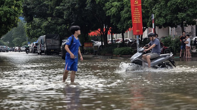 Cập nhật t&igrave;nh h&igrave;nh H&agrave; Nội: Gần một ng&agrave;y tr&ocirc;i qua nhưng nhiều tuyến phố vẫn ngập s&acirc;u; H&agrave;ng qu&aacute;n im l&igrave;m đ&oacute;ng cửa- Ảnh 3.