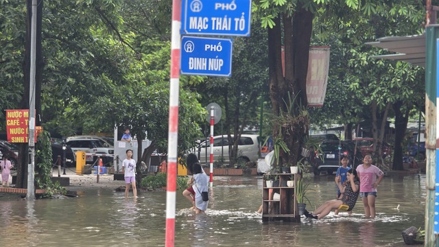Cập nhật t&igrave;nh h&igrave;nh H&agrave; Nội: Gần một ng&agrave;y tr&ocirc;i qua nhưng nhiều tuyến phố vẫn ngập s&acirc;u; H&agrave;ng qu&aacute;n im l&igrave;m đ&oacute;ng cửa- Ảnh 4.