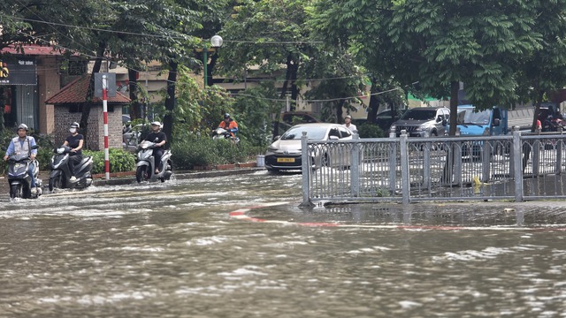 Cập nhật t&igrave;nh h&igrave;nh H&agrave; Nội: Gần một ng&agrave;y tr&ocirc;i qua nhưng nhiều tuyến phố vẫn ngập s&acirc;u; H&agrave;ng qu&aacute;n im l&igrave;m đ&oacute;ng cửa- Ảnh 2.
