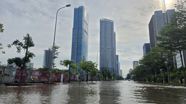 Cập nhật t&igrave;nh h&igrave;nh H&agrave; Nội: Gần một ng&agrave;y tr&ocirc;i qua nhưng nhiều tuyến phố vẫn ngập s&acirc;u; H&agrave;ng qu&aacute;n im l&igrave;m đ&oacute;ng cửa- Ảnh 1.