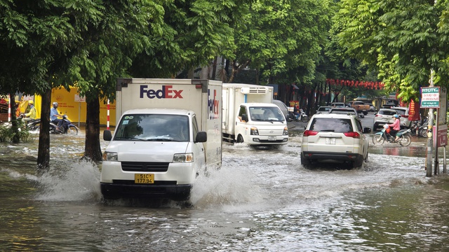 Cập nhật t&igrave;nh h&igrave;nh H&agrave; Nội: Gần một ng&agrave;y tr&ocirc;i qua nhưng nhiều tuyến phố vẫn ngập s&acirc;u; H&agrave;ng qu&aacute;n im l&igrave;m đ&oacute;ng cửa- Ảnh 6.
