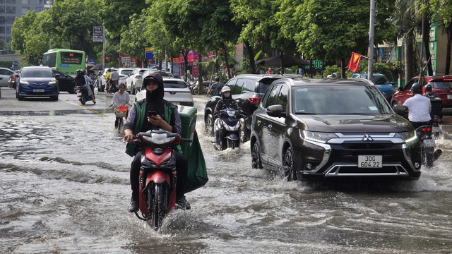 Cập nhật t&igrave;nh h&igrave;nh H&agrave; Nội: Gần một ng&agrave;y tr&ocirc;i qua nhưng nhiều tuyến phố vẫn ngập s&acirc;u; H&agrave;ng qu&aacute;n im l&igrave;m đ&oacute;ng cửa- Ảnh 7.