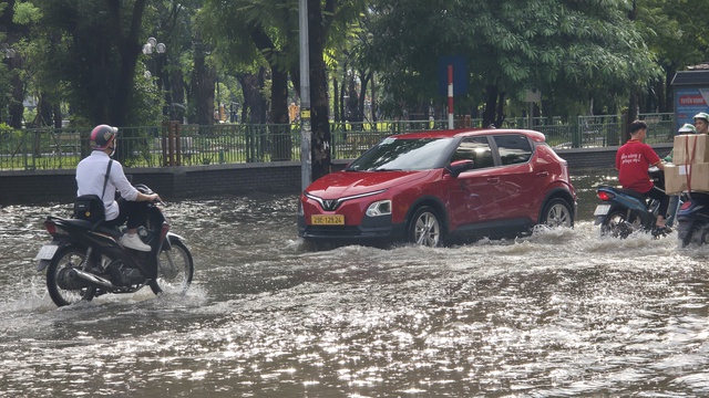 Cập nhật t&igrave;nh h&igrave;nh H&agrave; Nội: Gần một ng&agrave;y tr&ocirc;i qua nhưng nhiều tuyến phố vẫn ngập s&acirc;u; H&agrave;ng qu&aacute;n im l&igrave;m đ&oacute;ng cửa- Ảnh 8.
