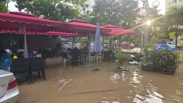 Cập nhật t&igrave;nh h&igrave;nh H&agrave; Nội: Gần một ng&agrave;y tr&ocirc;i qua nhưng nhiều tuyến phố vẫn ngập s&acirc;u; H&agrave;ng qu&aacute;n im l&igrave;m đ&oacute;ng cửa- Ảnh 10.