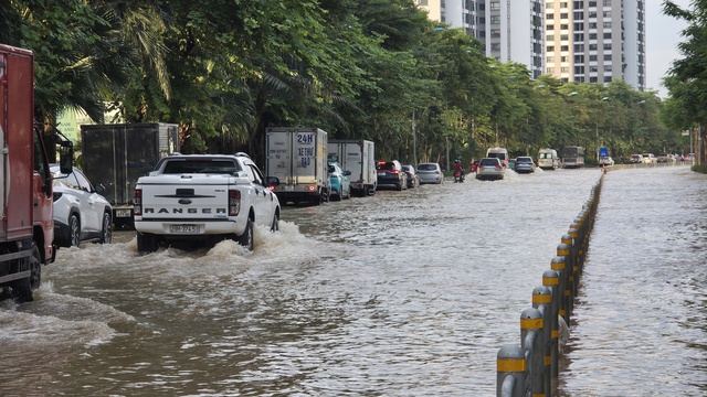 Cập nhật t&igrave;nh h&igrave;nh H&agrave; Nội: Gần một ng&agrave;y tr&ocirc;i qua nhưng nhiều tuyến phố vẫn ngập s&acirc;u; H&agrave;ng qu&aacute;n im l&igrave;m đ&oacute;ng cửa- Ảnh 11.