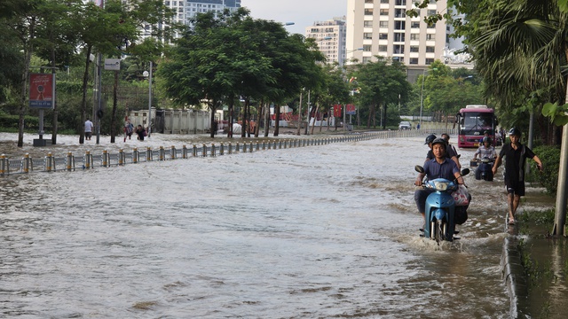 Cập nhật t&igrave;nh h&igrave;nh H&agrave; Nội: Gần một ng&agrave;y tr&ocirc;i qua nhưng nhiều tuyến phố vẫn ngập s&acirc;u; H&agrave;ng qu&aacute;n im l&igrave;m đ&oacute;ng cửa- Ảnh 12.