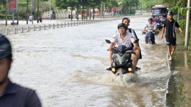 Cập nhật t&igrave;nh h&igrave;nh H&agrave; Nội: Gần một ng&agrave;y tr&ocirc;i qua nhưng nhiều tuyến phố vẫn ngập s&acirc;u; H&agrave;ng qu&aacute;n im l&igrave;m đ&oacute;ng cửa- Ảnh 13.