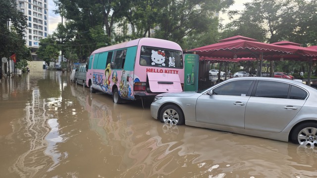 Cập nhật t&igrave;nh h&igrave;nh H&agrave; Nội: Gần một ng&agrave;y tr&ocirc;i qua nhưng nhiều tuyến phố vẫn ngập s&acirc;u; H&agrave;ng qu&aacute;n im l&igrave;m đ&oacute;ng cửa- Ảnh 14.