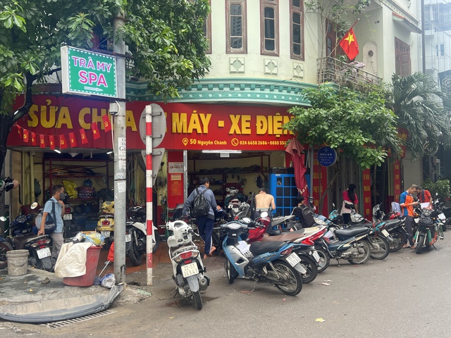 Cập nhật tình hình Hà Nội: Gần một ngày trôi qua nhưng nhiều tuyến phố vẫn ngập sâu; Hàng quán im lìm đóng cửa- Ảnh 19.