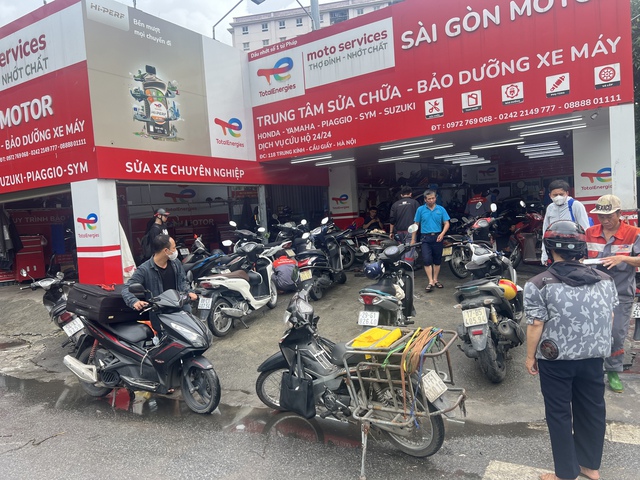 Cập nhật tình hình Hà Nội: Gần một ngày trôi qua nhưng nhiều tuyến phố vẫn ngập sâu; Hàng quán im lìm đóng cửa- Ảnh 14.