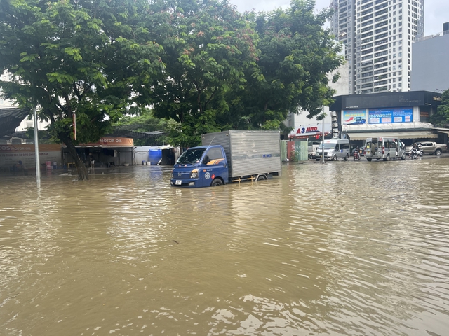 Cập nhật tình hình Hà Nội: Gần một ngày trôi qua nhưng nhiều tuyến phố vẫn ngập sâu; Hàng quán im lìm đóng cửa- Ảnh 27.