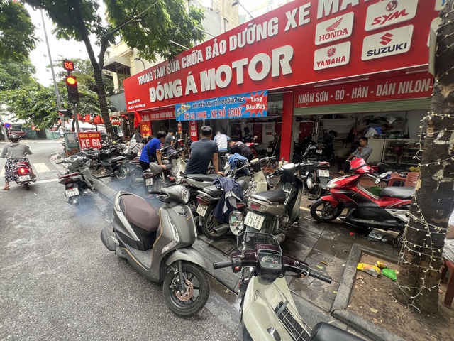 Cập nhật tình hình Hà Nội: Gần một ngày trôi qua nhưng nhiều tuyến phố vẫn ngập sâu; Hàng quán im lìm đóng cửa- Ảnh 15.