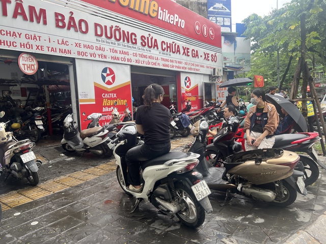 Cập nhật tình hình Hà Nội: Gần một ngày trôi qua nhưng nhiều tuyến phố vẫn ngập sâu; Hàng quán im lìm đóng cửa- Ảnh 16.