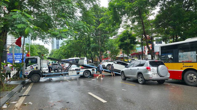 Cập nhật tình hình Hà Nội: Gần một ngày trôi qua nhưng nhiều tuyến phố vẫn ngập sâu; Hàng quán im lìm đóng cửa- Ảnh 28.