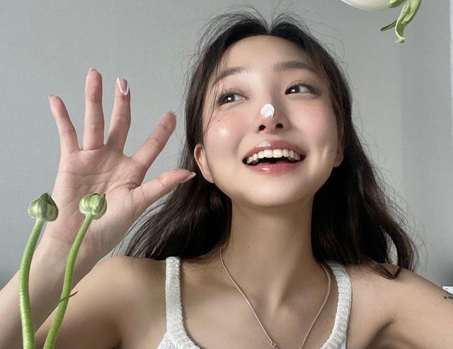 1 việc CẦN PHẢI LÀM trước khi bôi kem chống nắng để chống UV, bảo vệ collagen nhưng chị em càng có tuổi càng dễ quên- Ảnh 1.
