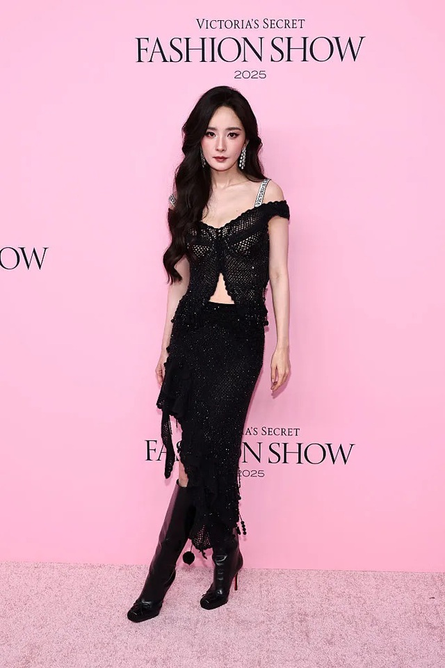 Thảm hồng Victoria's Secret 2025: Twice rúm ró kém sắc, Quỳnh Anh Shyn đâu rồi?- Ảnh 4.