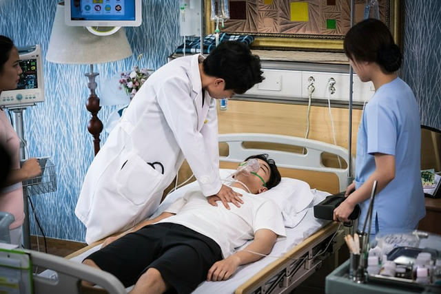 Chàng trai 25 tuổi suy tim suýt mất mạng vì một sở thích ban đêm cực quen với người trẻ tuổi- Ảnh 1.