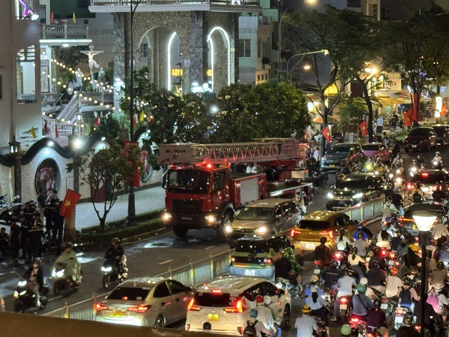 Cảnh tượng sau vụ cháy căn hộ chung cư RiverGate TP.HCM khiến hàng trăm người hoảng loạn- Ảnh 6.