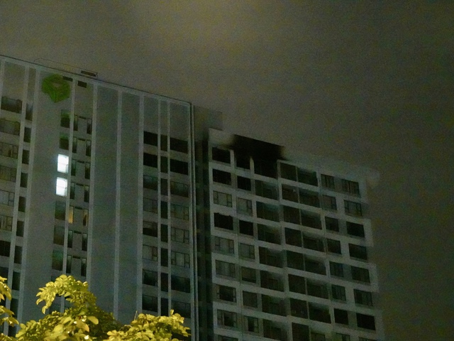 Cảnh tượng sau vụ cháy căn hộ chung cư RiverGate TP.HCM khiến hàng trăm người hoảng loạn- Ảnh 11.