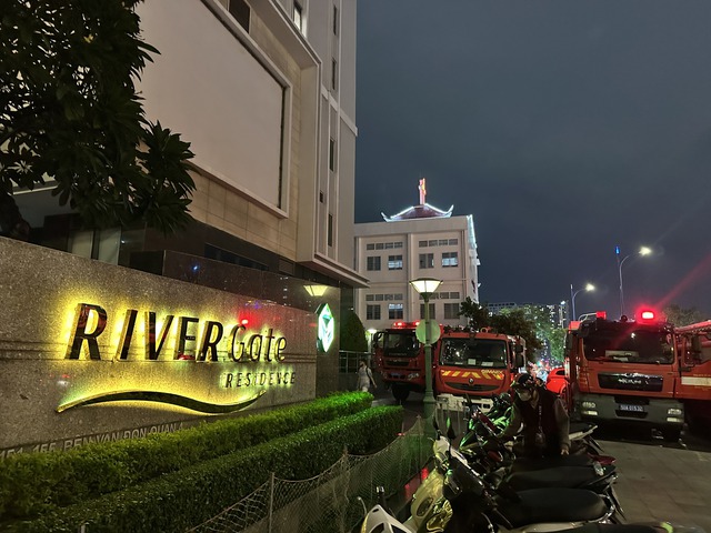 Cảnh tượng sau vụ cháy căn hộ chung cư RiverGate TP.HCM khiến hàng trăm người hoảng loạn- Ảnh 8.