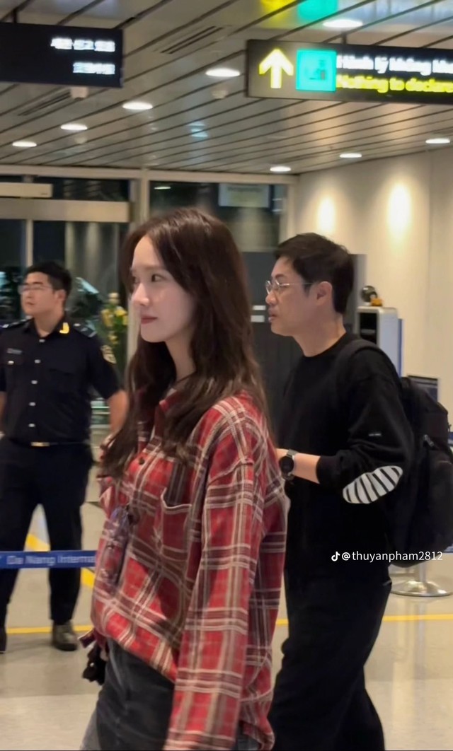 Dàn Ngự Trù Của Bạo Chúa đáp Đà Nẵng đúng mùa bão: Yoona - “Chôn ha” gấp đôi visual, phát sáng giữa đêm!- Ảnh 2. Dàn Ngự Trù Của Bạo Chúa đáp Đà Nẵng đúng mùa bão: Yoona - “Chôn ha” gấp đôi visual, phát sáng giữa đêm!- Ảnh 2.