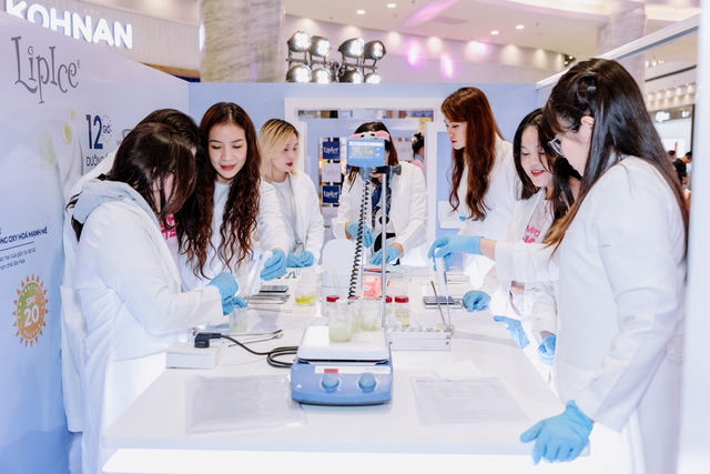 Quang H&ugrave;ng MasterD, Lọ Lem & Mai Ch&iacute; C&ocirc;ng khiến Gen Z b&ugrave;ng nổ trong sự kiện &ldquo;LipIce - N&acirc;ng tầm khoa học, dưỡng m&ocirc;i tốt hơn&rdquo;- Ảnh 3.