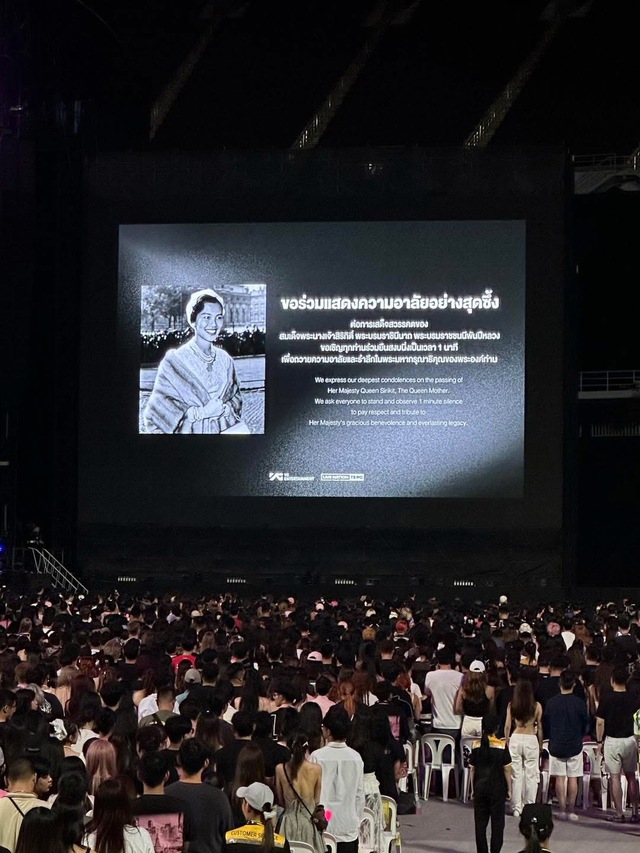Cảnh tượng "phủ đen" chưa từng có tại concert BLACKPINK- Ảnh 1. Cảnh tượng "phủ đen" chưa từng có tại concert BLACKPINK- Ảnh 1.