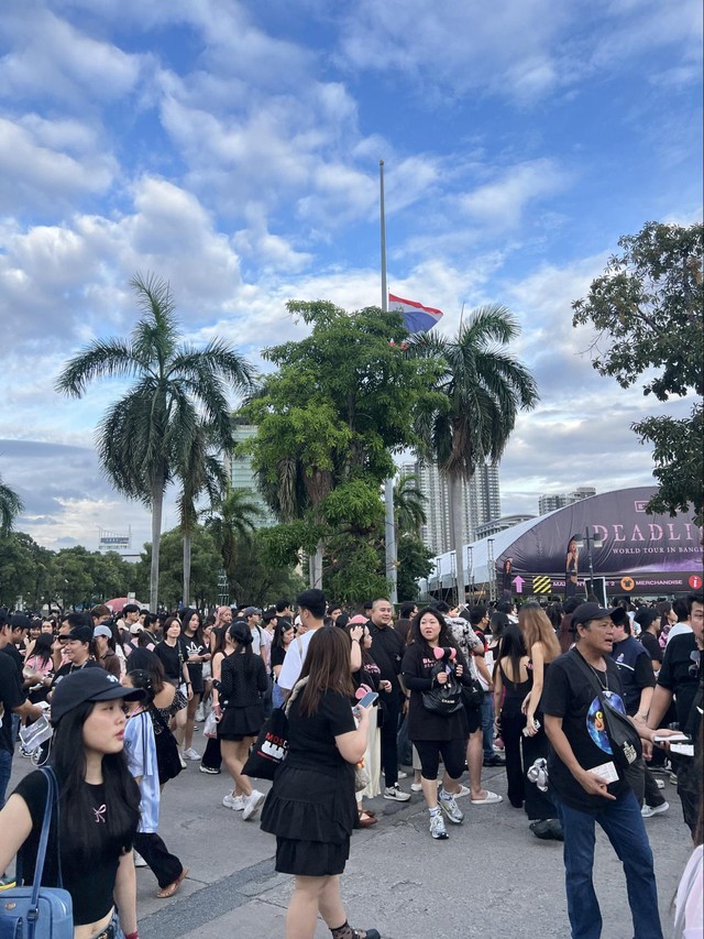 Cảnh tượng "phủ đen" chưa từng có tại concert BLACKPINK- Ảnh 3. Cảnh tượng "phủ đen" chưa từng có tại concert BLACKPINK- Ảnh 3.