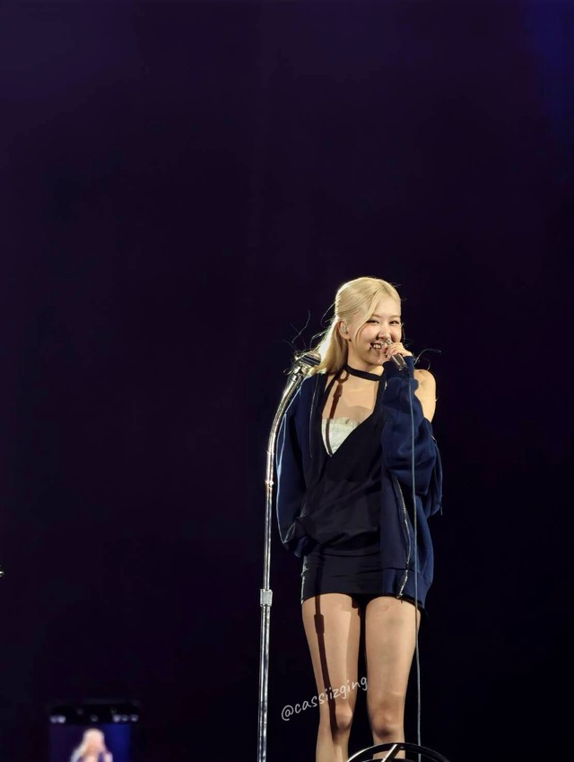 Cảnh tượng "phủ đen" chưa từng có tại concert BLACKPINK- Ảnh 6. Cảnh tượng "phủ đen" chưa từng có tại concert BLACKPINK- Ảnh 6.