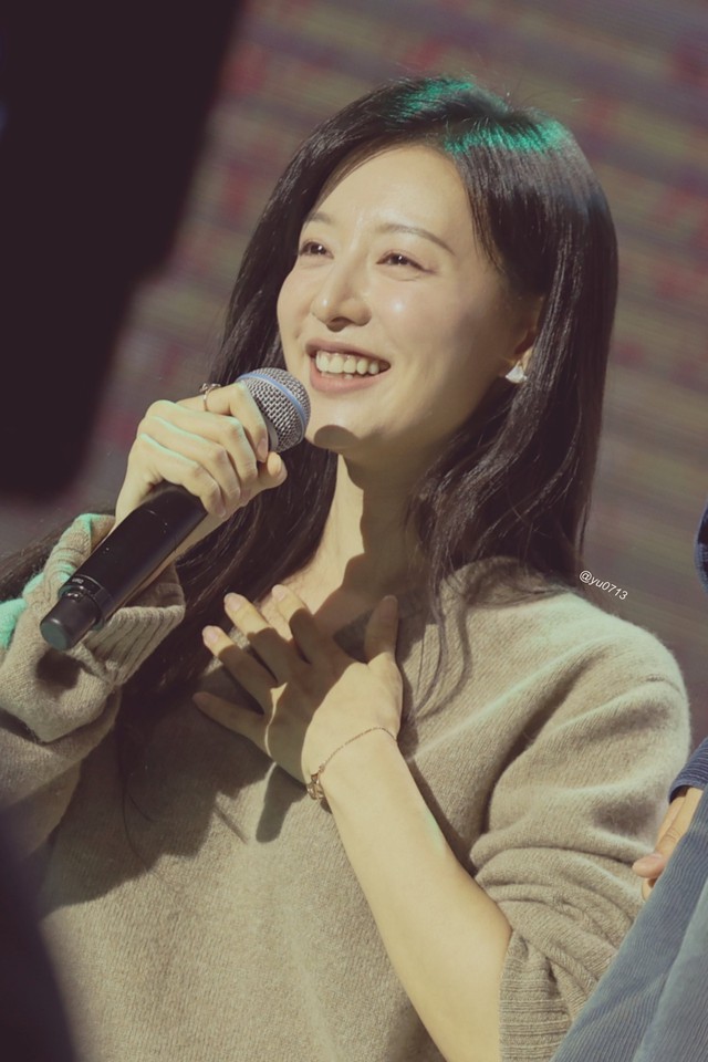 Song Joong Ki ôm sát rạt khiến Kim Ji Won rúm ró- Ảnh 4. Song Joong Ki ôm sát rạt khiến Kim Ji Won rúm ró- Ảnh 4.