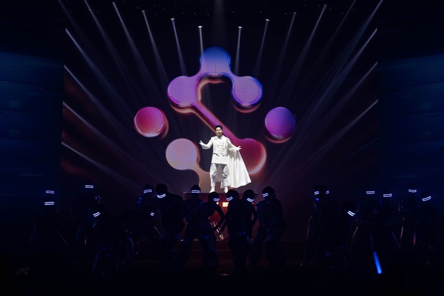 Clip: Màn trình diễn cực "đỉnh" của Chủ tịch KienlongBank cùng ca sĩ Bùi Công Nam- Ảnh 7. Clip: Màn trình diễn cực "đỉnh" của Chủ tịch KienlongBank cùng ca sĩ Bùi Công Nam- Ảnh 7.