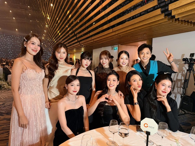 Đám cưới Á hậu Quỳnh Châu: Cô dâu lộ bụng lùm lùm, dàn sao Việt đình đám đổ bộ - Ảnh 2. Đám cưới Á hậu Quỳnh Châu: Cô dâu lộ bụng lùm lùm, dàn sao Việt đình đám đổ bộ - Ảnh 2.