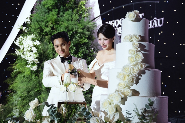 Đám cưới Quỳnh Châu và thiếu gia: Cô dâu khóc nức nở, dàn nghệ sĩ "quẩy" tưng bừng!- Ảnh 17. Đám cưới Quỳnh Châu và thiếu gia: Cô dâu khóc nức nở, dàn nghệ sĩ "quẩy" tưng bừng!- Ảnh 17.