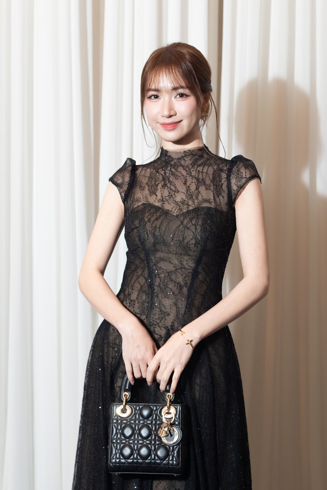 Nửa showbiz đến chúc phúc Chế Nguyễn Quỳnh Châu: Hoà Minzy nổi bần bật trong váy xuyên thấu, Ngô Kiến Huy - Khổng Tú Quỳnh đụng mặt- Ảnh 4. Nửa showbiz đến chúc phúc Chế Nguyễn Quỳnh Châu: Hoà Minzy nổi bần bật trong váy xuyên thấu, Ngô Kiến Huy - Khổng Tú Quỳnh đụng mặt- Ảnh 4.