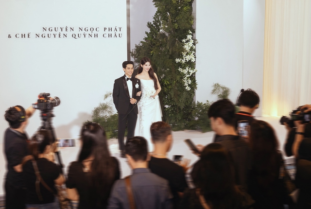 Đám cưới Quỳnh Châu và thiếu gia: Cô dâu khóc nức nở, dàn nghệ sĩ "quẩy" tưng bừng!- Ảnh 24. Đám cưới Quỳnh Châu và thiếu gia: Cô dâu khóc nức nở, dàn nghệ sĩ "quẩy" tưng bừng!- Ảnh 24.