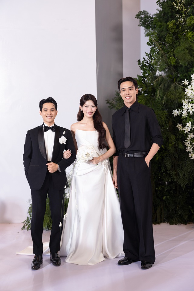 Nửa showbiz đến chúc phúc Chế Nguyễn Quỳnh Châu: Hoà Minzy nổi bần bật trong váy xuyên thấu, Ngô Kiến Huy - Khổng Tú Quỳnh đụng mặt- Ảnh 15. Nửa showbiz đến chúc phúc Chế Nguyễn Quỳnh Châu: Hoà Minzy nổi bần bật trong váy xuyên thấu, Ngô Kiến Huy - Khổng Tú Quỳnh đụng mặt- Ảnh 15.