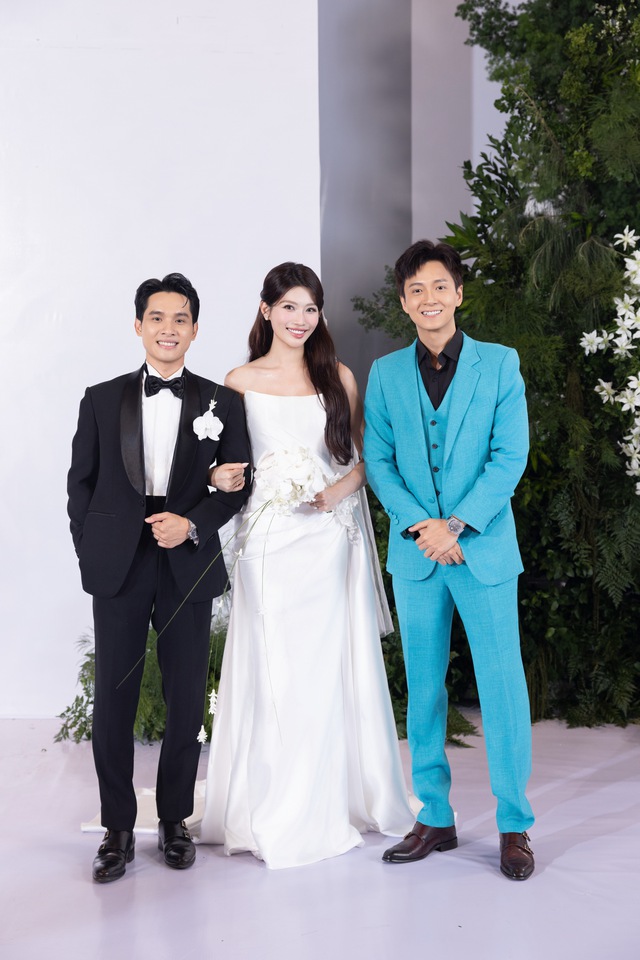 Nửa showbiz đến chúc phúc Chế Nguyễn Quỳnh Châu: Hoà Minzy nổi bần bật trong váy xuyên thấu, Ngô Kiến Huy - Khổng Tú Quỳnh đụng mặt- Ảnh 3. Nửa showbiz đến chúc phúc Chế Nguyễn Quỳnh Châu: Hoà Minzy nổi bần bật trong váy xuyên thấu, Ngô Kiến Huy - Khổng Tú Quỳnh đụng mặt- Ảnh 3.