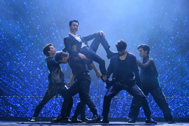 Những lần cầm mic g&acirc;y b&atilde;o của c&aacute;c sếp lớn: Chủ tịch KienlongBank "đu d&acirc;y" biểu diễn, Chủ tịch ACB, CEO 8X MB h&aacute;t loạt hit của Tăng Duy T&acirc;n, Hồ Ngọc H&agrave;- Ảnh 4.