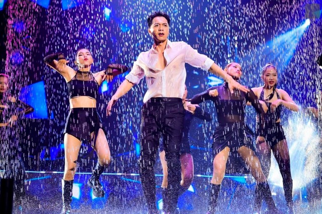 Những lần cầm mic g&acirc;y b&atilde;o của c&aacute;c sếp lớn: Chủ tịch KienlongBank "đu d&acirc;y" biểu diễn, Chủ tịch ACB, CEO 8X MB h&aacute;t loạt hit của Tăng Duy T&acirc;n, Hồ Ngọc H&agrave;- Ảnh 6.