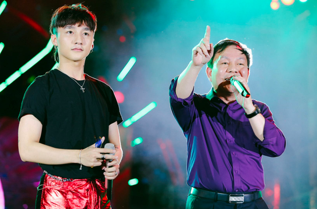 Những lần cầm mic g&acirc;y b&atilde;o của c&aacute;c sếp lớn: Chủ tịch KienlongBank "đu d&acirc;y" biểu diễn, Chủ tịch ACB, CEO 8X MB h&aacute;t loạt hit của Tăng Duy T&acirc;n, Hồ Ngọc H&agrave;- Ảnh 9.