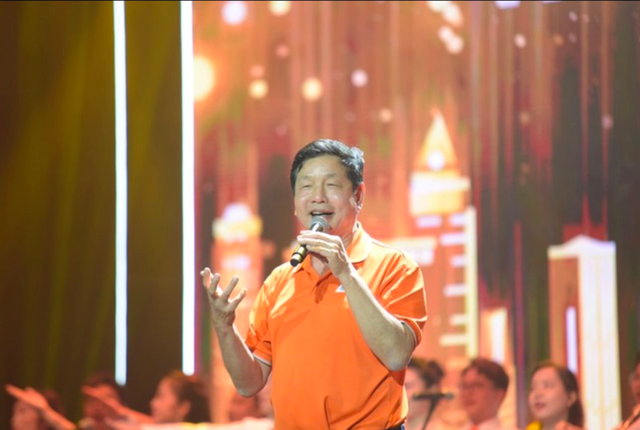 Những lần cầm mic g&acirc;y b&atilde;o của c&aacute;c sếp lớn: Chủ tịch KienlongBank "đu d&acirc;y" biểu diễn, Chủ tịch ACB, CEO 8X MB h&aacute;t loạt hit của Tăng Duy T&acirc;n, Hồ Ngọc H&agrave;- Ảnh 8.