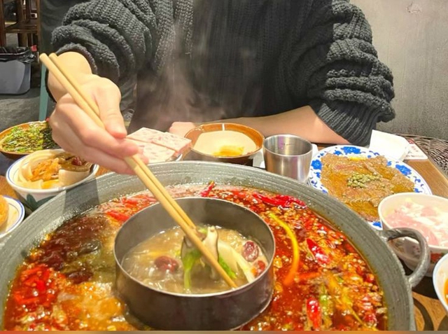 Người đàn ông suýt chết vì suy tim và phù phổi, bác sĩ cảnh báo: 8 nhóm người cẩn trọng khi ăn lẩu!- Ảnh 2.