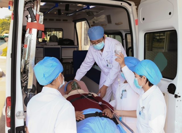 Người đàn ông suýt chết vì suy tim và phù phổi, bác sĩ cảnh báo: 8 nhóm người cẩn trọng khi ăn lẩu!- Ảnh 1.