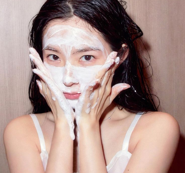 5 sai lầm khi rửa mặt mùa lạnh khiến làn da "kêu cứu", đẩy nhanh lão hóa nhưng chị em càng có tuổi càng dễ mắc- Ảnh 2. 5 sai lầm khi rửa mặt mùa lạnh khiến làn da "kêu cứu", đẩy nhanh lão hóa nhưng chị em càng có tuổi càng dễ mắc- Ảnh 2.