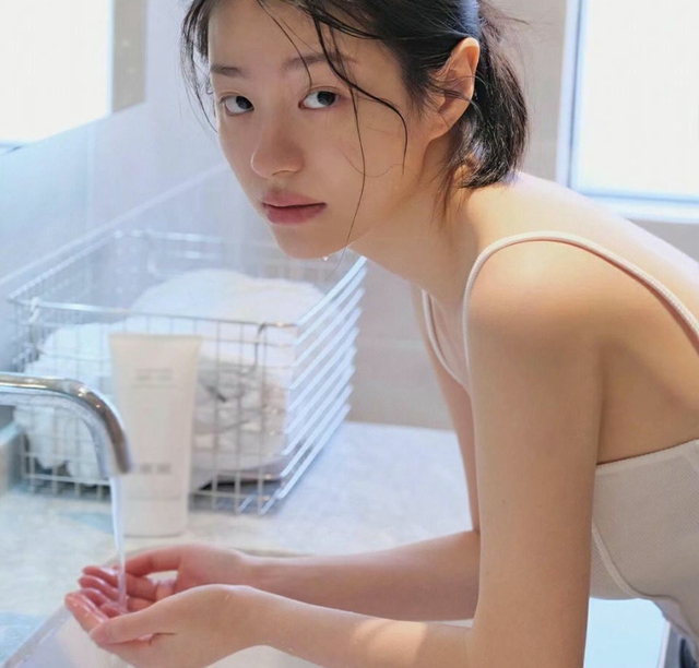 5 sai lầm khi rửa mặt mùa lạnh khiến làn da "kêu cứu", đẩy nhanh lão hóa nhưng chị em càng có tuổi càng dễ mắc- Ảnh 1. 5 sai lầm khi rửa mặt mùa lạnh khiến làn da "kêu cứu", đẩy nhanh lão hóa nhưng chị em càng có tuổi càng dễ mắc- Ảnh 1.