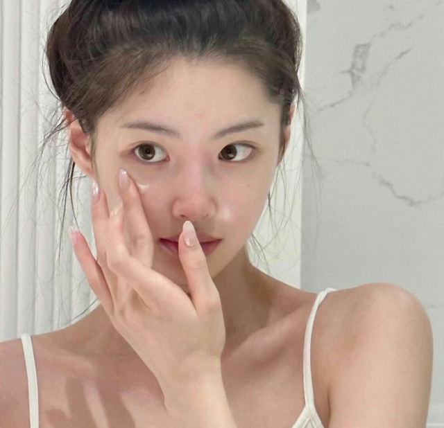 5 sai lầm khi rửa mặt mùa lạnh khiến làn da "kêu cứu", đẩy nhanh lão hóa nhưng chị em càng có tuổi càng dễ mắc- Ảnh 3. 5 sai lầm khi rửa mặt mùa lạnh khiến làn da "kêu cứu", đẩy nhanh lão hóa nhưng chị em càng có tuổi càng dễ mắc- Ảnh 3.